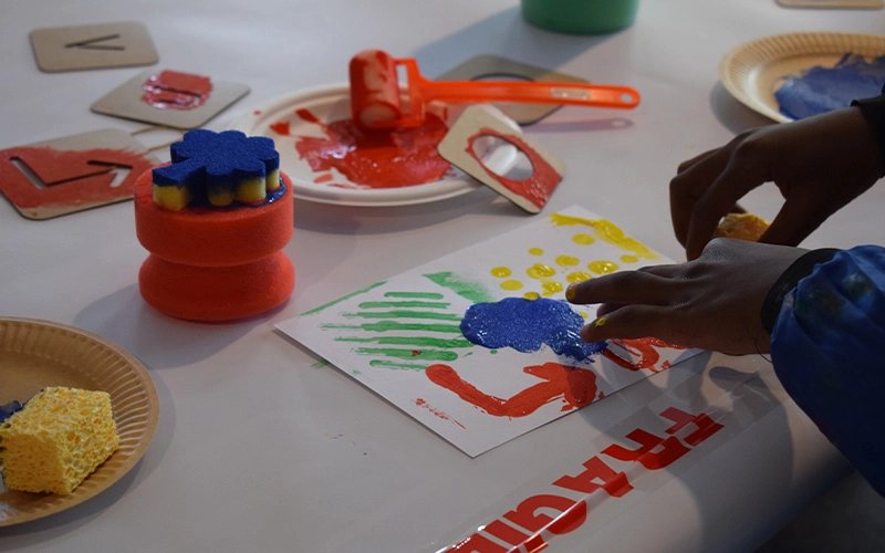 Atelier d’impression avec des tampons colorés